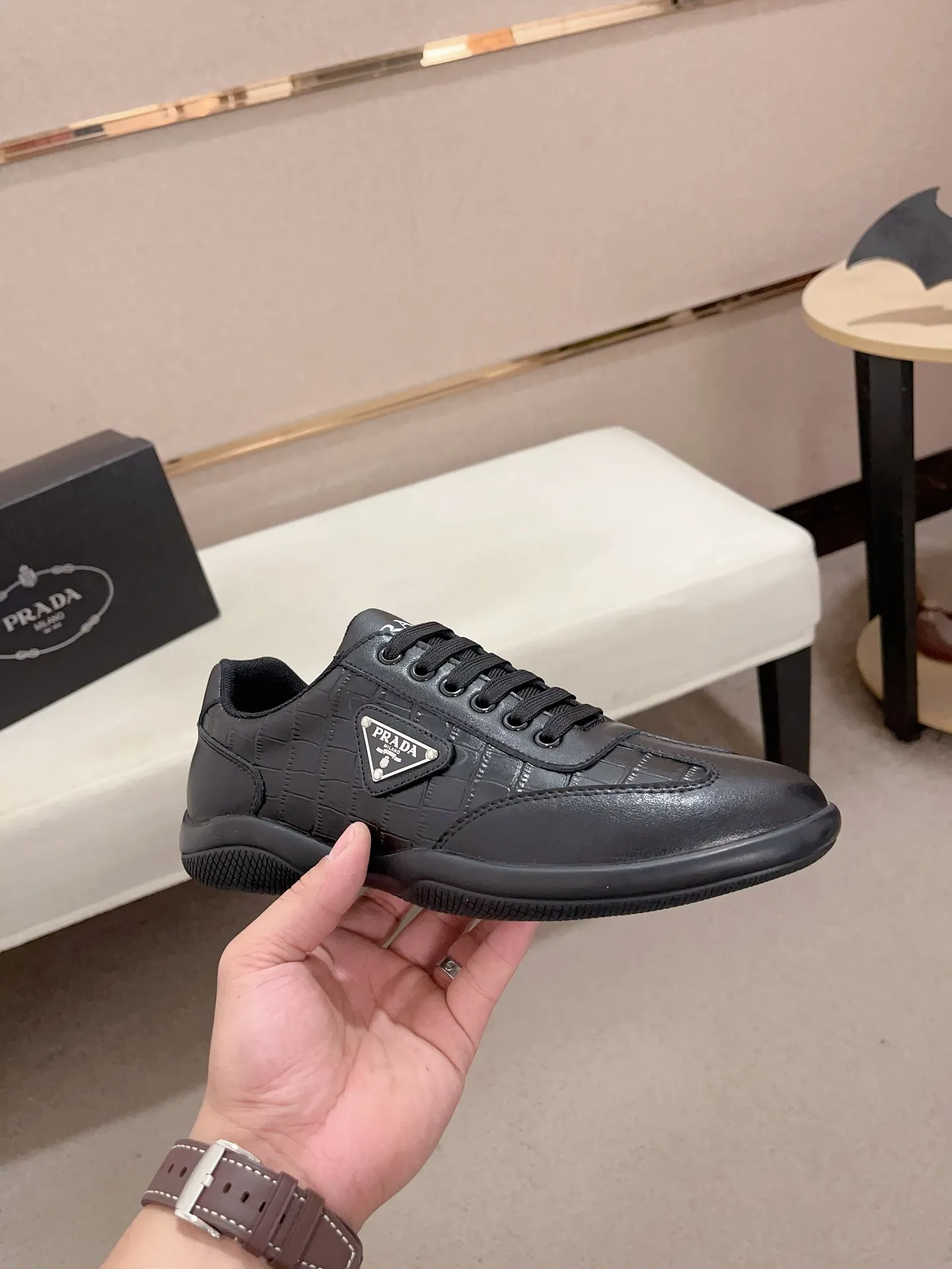Factory price 420💰 ✔️✔️✔️The new PRADA (Prada) counters are launched simultaneously. The new men's shoes and 😘fabrics are made of selected first-layer cowhide ➕ breathable mesh technology. Lining: Full sheepskin lining. 👍🏿 High-end ☄️ air-cushion molded anti-slip rubber outsole, exquisite lines, simple and elegant, comfortable and high-end for leisure travel. Code number: 38 to 44 (45 can be customized)